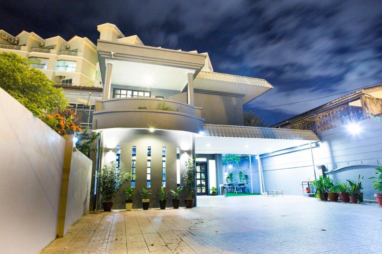 G Beach Front Villa Batu Feringgi Exteriér fotografie